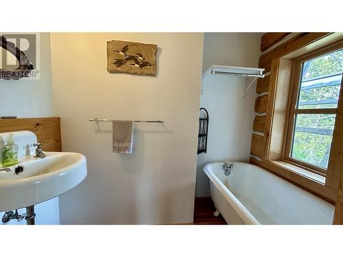 4802 Hamilton Road, Lac La Hache, BC - Indoor Photo Showing Bathroom