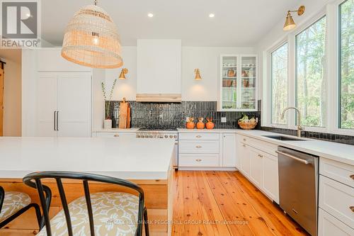 2072 Wilkinson Street, Innisfil, ON - Indoor Photo Showing Kitchen