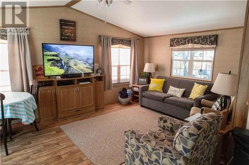 1501 Line 8 Road Unit# 142, Niagara-On-The-Lake, ON - Indoor Photo Showing Living Room