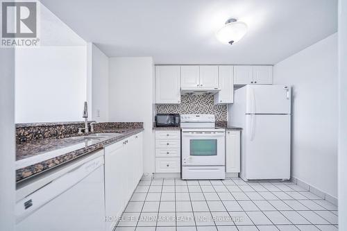 1009 - 18 Lee Centre Drive, Toronto, ON - Indoor Photo Showing Kitchen