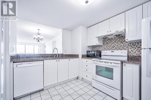 1009 - 18 Lee Centre Drive, Toronto, ON - Indoor Photo Showing Kitchen