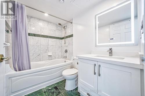 1009 - 18 Lee Centre Drive, Toronto, ON - Indoor Photo Showing Bathroom