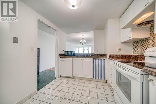 1009 - 18 Lee Centre Drive, Toronto, ON - Indoor Photo Showing Kitchen