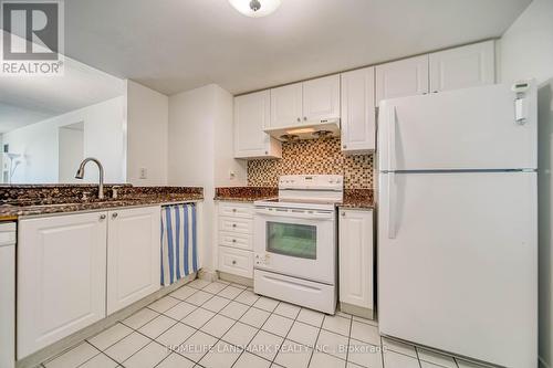 1009 - 18 Lee Centre Drive, Toronto, ON - Indoor Photo Showing Kitchen