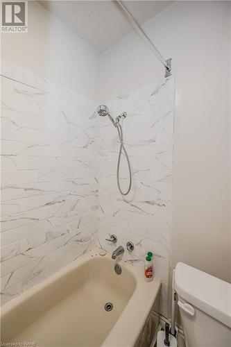 80 East 33Rd Street, Hamilton, ON - Indoor Photo Showing Bathroom