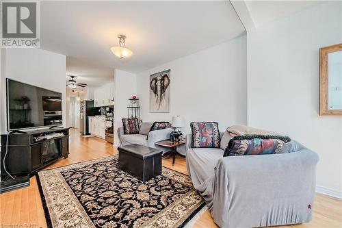 80 East 33Rd Street, Hamilton, ON - Indoor Photo Showing Living Room