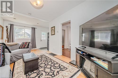 80 East 33Rd Street, Hamilton, ON - Indoor Photo Showing Living Room