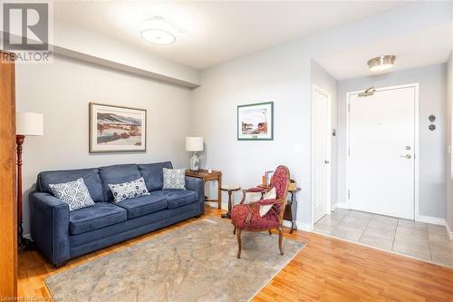 2300 Parkhaven Boulevard Unit# 407, Oakville, ON - Indoor Photo Showing Living Room