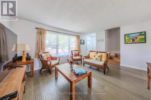 56 Raleigh Court S, Hamilton (Quinndale), ON - Indoor Photo Showing Living Room