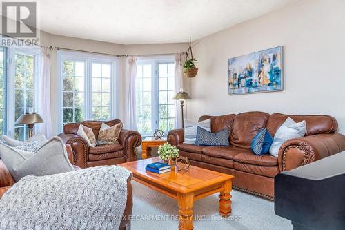 817 Woodside Court, Fort Erie, ON - Indoor Photo Showing Living Room