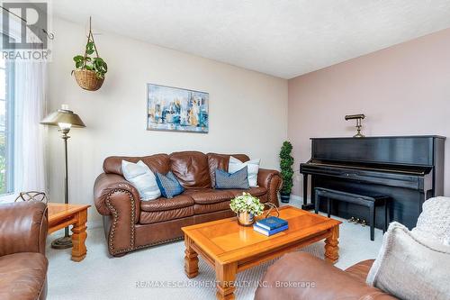 817 Woodside Court, Fort Erie, ON - Indoor Photo Showing Living Room