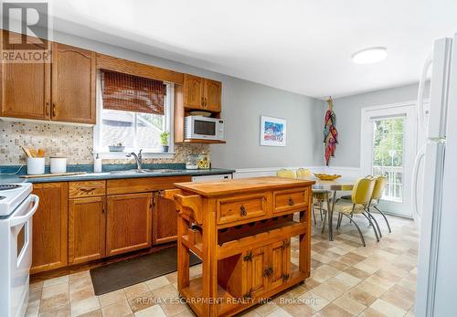 817 Woodside Court, Fort Erie, ON - Indoor Photo Showing Kitchen With Double Sink