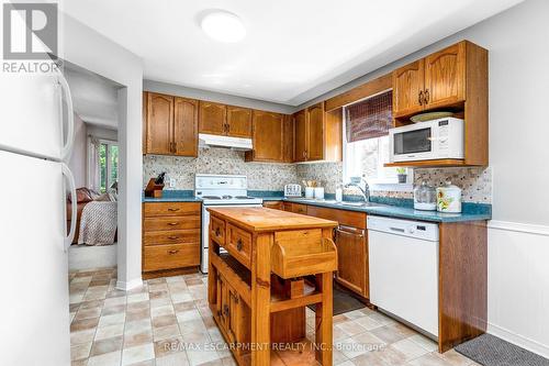 817 Woodside Court, Fort Erie, ON - Indoor Photo Showing Kitchen