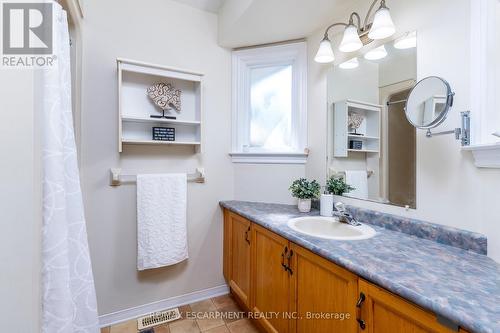 817 Woodside Court, Fort Erie, ON - Indoor Photo Showing Bathroom