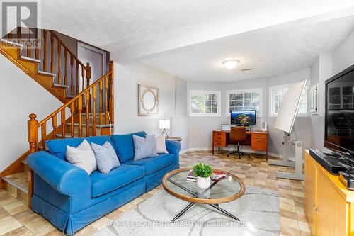 817 Woodside Court, Fort Erie, ON - Indoor Photo Showing Living Room