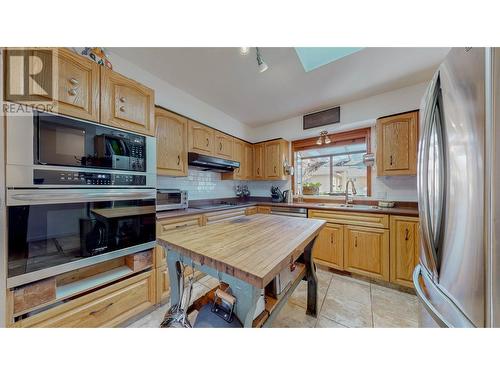 6940 Mountainview Drive Drive, Oliver, BC - Indoor Photo Showing Kitchen With Double Sink