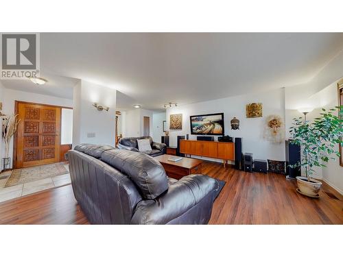 6940 Mountainview Drive Drive, Oliver, BC - Indoor Photo Showing Living Room