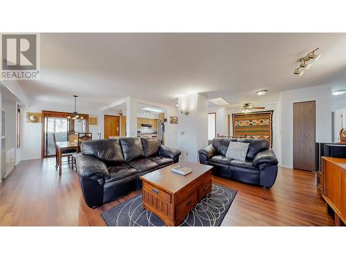 6940 Mountainview Drive Drive, Oliver, BC - Indoor Photo Showing Living Room