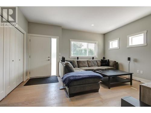 1480 Inkar Road, Kelowna, BC - Indoor Photo Showing Living Room