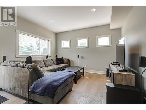 1480 Inkar Road, Kelowna, BC - Indoor Photo Showing Living Room