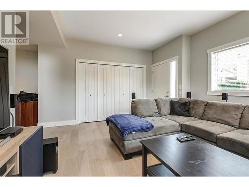 1480 Inkar Road, Kelowna, BC - Indoor Photo Showing Living Room