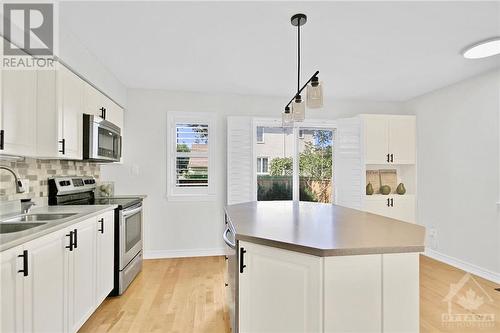 195 Switzer Avenue, Ottawa, ON - Indoor Photo Showing Kitchen With Double Sink