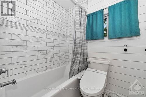 101 Arthur Road, Tay Valley, ON - Indoor Photo Showing Bathroom