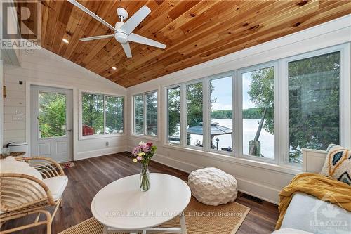 101 Arthur Road, Tay Valley, ON - Indoor Photo Showing Living Room