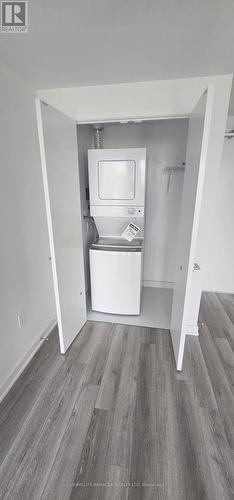 1902 - 234 Simcoe Street, Toronto (Kensington-Chinatown), ON - Indoor Photo Showing Laundry Room