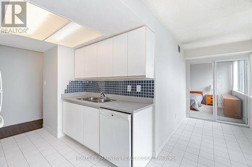 408 - 350 Webb Drive, Mississauga (City Centre), ON - Indoor Photo Showing Kitchen With Double Sink