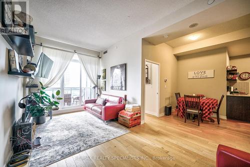 621 - 4011 Brickstone Mews, Mississauga (City Centre), ON - Indoor Photo Showing Living Room