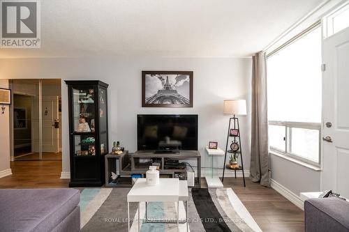 908 - 20 Edgecliff Golfway, Toronto, ON - Indoor Photo Showing Living Room