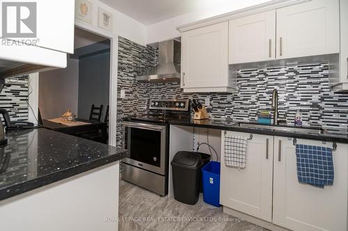 908 - 20 Edgecliff Golfway, Toronto (Flemingdon Park), ON - Indoor Photo Showing Kitchen With Upgraded Kitchen