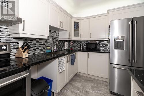 908 - 20 Edgecliff Golfway, Toronto, ON - Indoor Photo Showing Kitchen