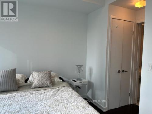 302 - 12 York Street, Toronto (Waterfront Communities), ON - Indoor Photo Showing Bedroom