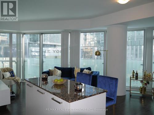 302 - 12 York Street, Toronto (Waterfront Communities), ON - Indoor