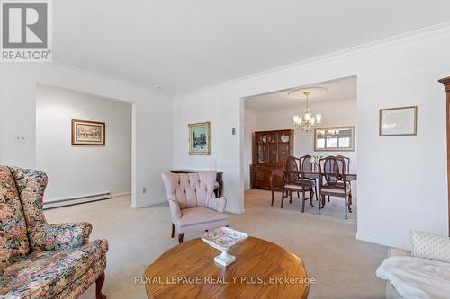 3690 Bluestream Crescent, Mississauga (Applewood), ON - Indoor Photo Showing Living Room