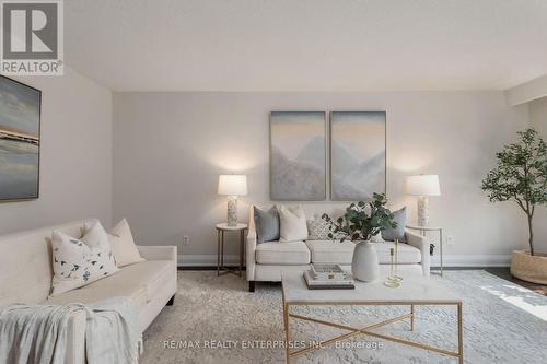 1115 Saginaw Crescent, Mississauga, ON - Indoor Photo Showing Living Room