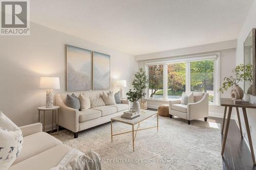 1115 Saginaw Crescent, Mississauga, ON - Indoor Photo Showing Living Room