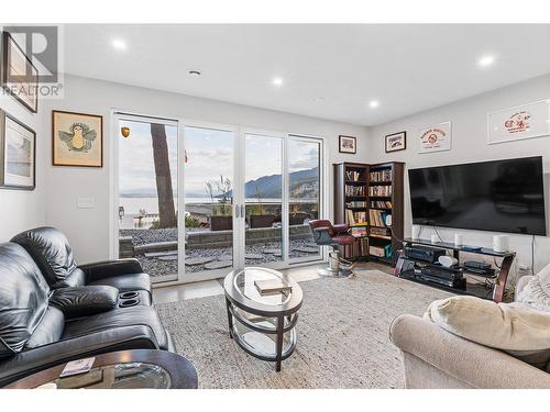 419 Shorts Road, Fintry, BC - Indoor Photo Showing Living Room