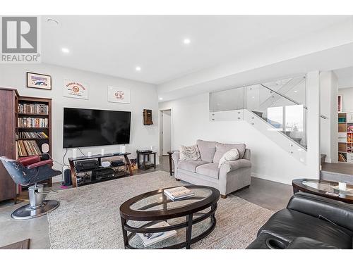 419 Shorts Road, Fintry, BC - Indoor Photo Showing Living Room