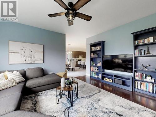 55 Ladder Crescent, East Gwillimbury, ON - Indoor Photo Showing Living Room