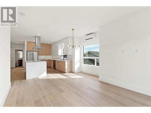 640 Wardlaw Street Unit# 304, Kelowna, BC - Indoor Photo Showing Kitchen