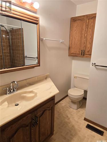 211 Maple Street, Outlook, SK - Indoor Photo Showing Bathroom