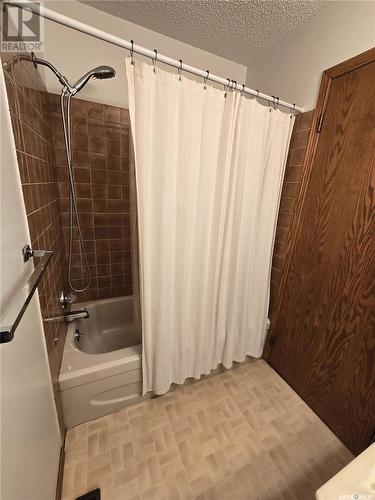 211 Maple Street, Outlook, SK - Indoor Photo Showing Bathroom