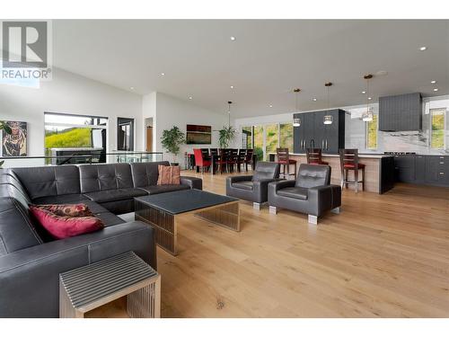 132 Sunset Boulevard, Vernon, BC - Indoor Photo Showing Living Room