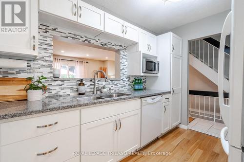 32 Winding Woods Crescent, London, ON - Indoor Photo Showing Kitchen With Double Sink