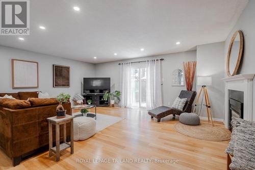 32 Winding Woods Crescent, London, ON - Indoor Photo Showing Living Room