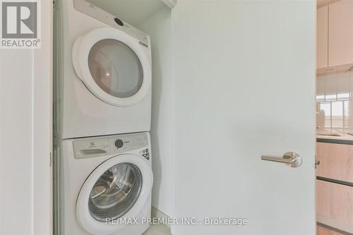 D-430 - 8 Beverley Glen Boulevard, Vaughan, ON - Indoor Photo Showing Laundry Room