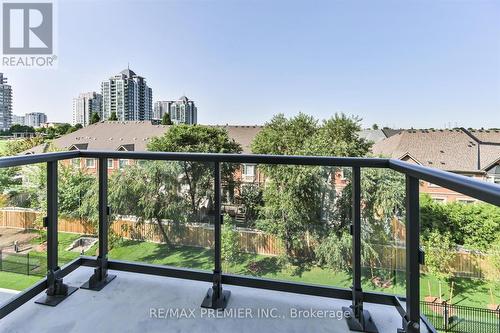 D-430 - 8 Beverley Glen Boulevard, Vaughan, ON - Outdoor With Balcony With View